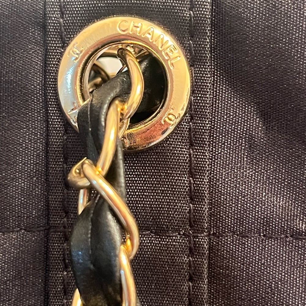 CHANEL VIP Tote Bag - Picture 4 of 8